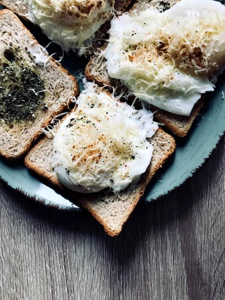 Νόστιμο Αγγλικό Πρωινό Αποτελείται Από Τοστ Βότανα Και Ποσέ Αυγά — Φωτογραφία Αρχείου