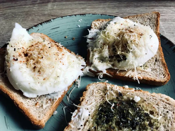 Ízletes Angol Reggelit Készült Gyógynövények Pirítós Buggyantott Benedek Tojás Parmezán — Stock Fotó