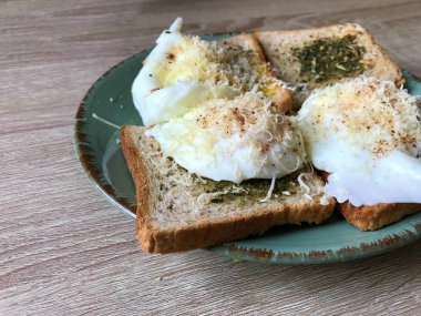 Lezzetli İngiliz kahvaltısı tost otlar ile yapılan ve Parmesan peyniri ve biber ile Benedict yumurta haşlanmış
