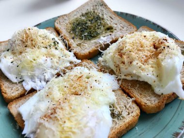 Lezzetli İngiliz kahvaltısı tost otlar ile yapılan ve Parmesan peyniri ve biber ile Benedict yumurta haşlanmış