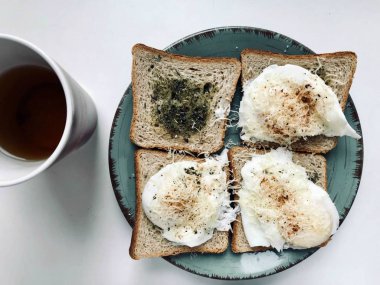 Lezzetli İngiliz kahvaltısı tost otlar ile yapılan ve Parmesan peyniri ve biber ile Benedict yumurta haşlanmış