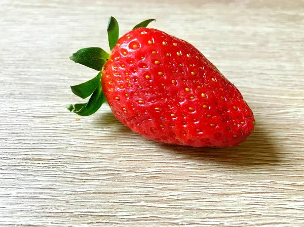 Röda jordgubbar isolerade på vita — Stockfoto