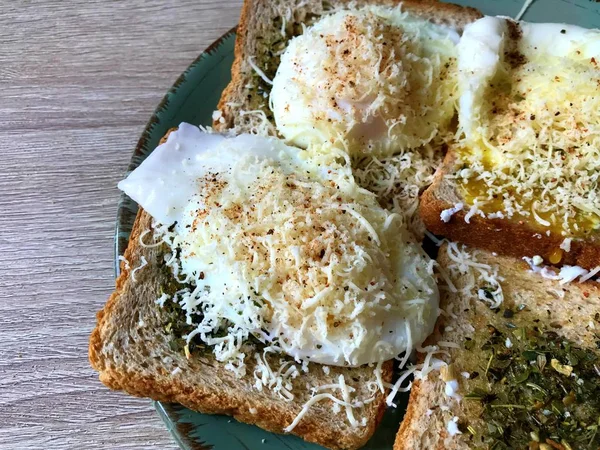 Micul Dejun Englezesc Gustos Din Pâine Prăjită Ierburi Ouă Benedict — Fotografie, imagine de stoc