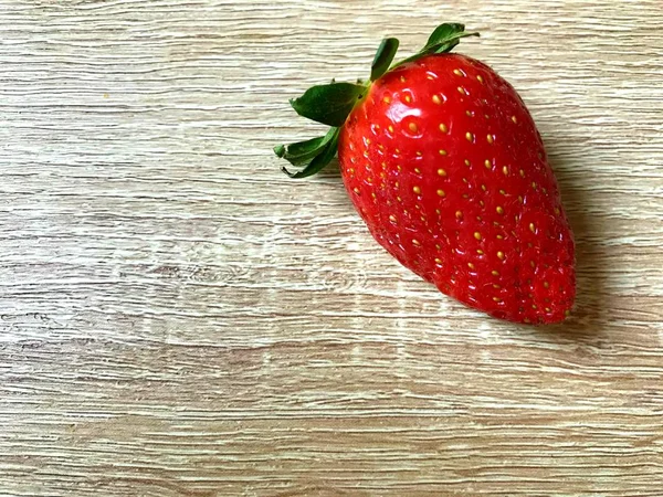 红色草莓在白色上被分离出来 — 图库照片