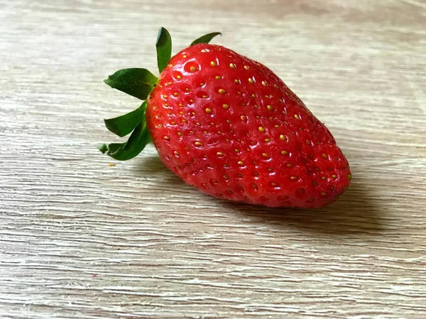 Fraises rouges isolées sur blanc — Photo