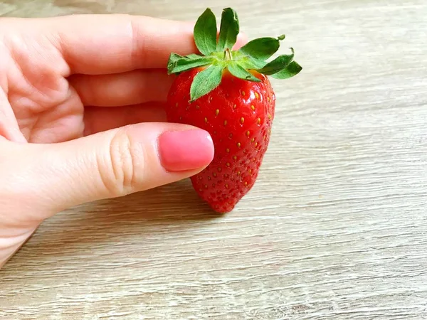 Morangos vermelhos isolados em branco — Fotografia de Stock