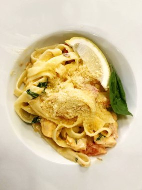 Büyük tabak makarna makarna mantar ve enginar ile