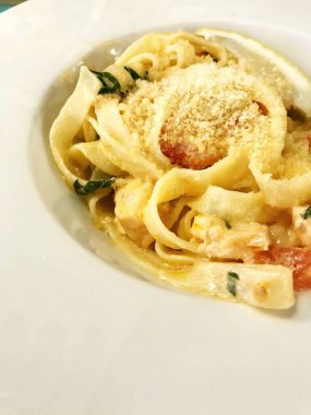 Büyük tabak makarna makarna mantar ve enginar ile