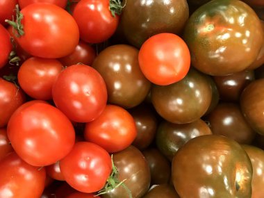 Bakkal pazarında büyük kırmızı domates