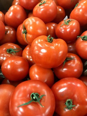 Bakkal pazarında büyük kırmızı domates