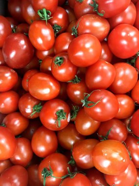 Bakkal pazarında büyük kırmızı domates