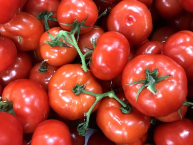 Bakkal pazarında büyük kırmızı domates