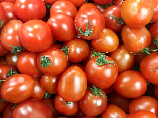 Große rote Tomaten im Lebensmittelmarkt — Stockfoto
