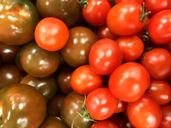 Große rote Tomaten im Lebensmittelmarkt — Stockfoto