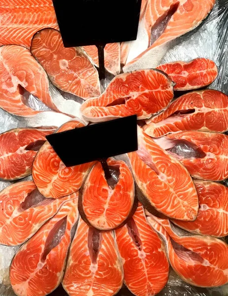 Lots Fresh Raw Salmon Steaks Ice Supermarket — Stock Photo, Image