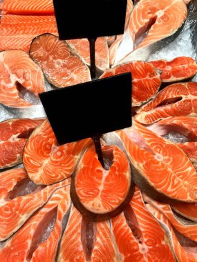 Taze Çiğ somon biftek buz süpermarkette bir sürü