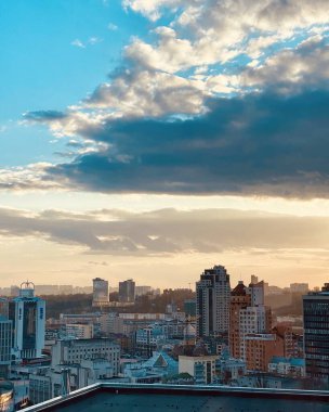 Modern şehir Kyiv 'in havadan panoramik görüntüsü.