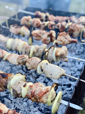 Barbekü shashlik domuz eti ve soğan halkaları.