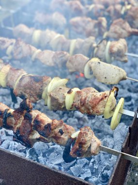 Barbekü shashlik domuz eti ve soğan halkaları.