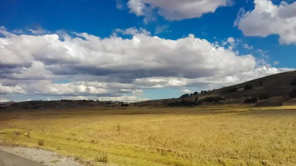 Paisagem Com Prado Seco Céu Azul — Fotografia de Stock