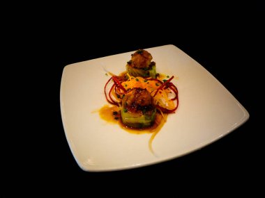 Balıkla doldurulmuş lahana ruloları ve taze sebzelerle süslenmiş Asya füzyon restoranı.