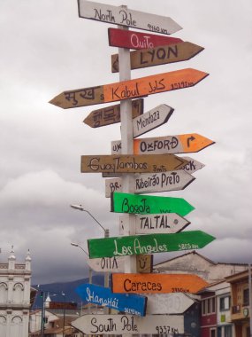 Cuenca 'da çekilen dünyanın farklı yerlerinin yönlerini gösteren tabela.