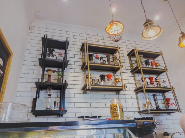 Kaffeemaschine Auf Dem Display Wasserkocher Französische Presse Mokkakanne Und Tropfkaffeemaschine — Stockfoto