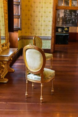 Remigio Crespo Toral Museum, Ekvador; Aralık 2019: Eski bir oturma odası, yeşil ve altın sandalyeler