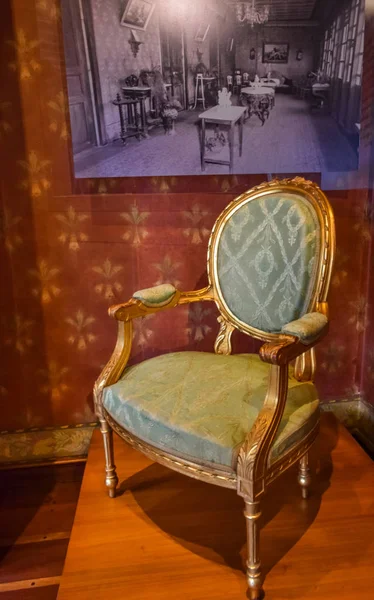 Remigio Crespo Toral Museum, Ekvador; Aralık 2019: Bir sergide antika yeşil ve altın sandalye