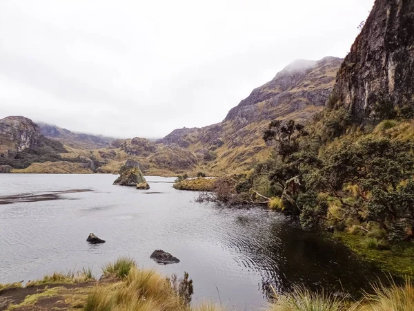 Hermoso Paisaje Nublado Visto Desde Orilla — Foto de Stock