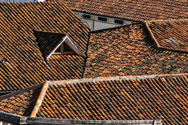 Traditionelle Häuser Cuenca Mit Roten Ziegeldächern Stockbild