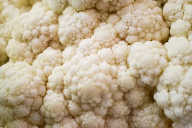 Bir parça beyaz karnabahar 'ın başına yakın..