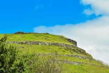 Cuenca, Ekvador; 11 Ocak 2020: Pumapungo Müzesi 'nin dışındaki İnka harabeleri ve mavi gökyüzü