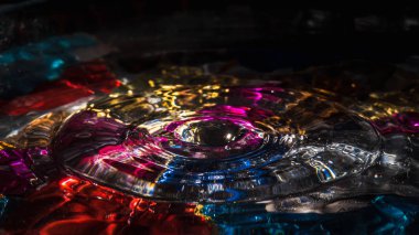 Su damlaları su sıçratarak dalgaları, dalgaları ve soyut su sütunlarını renklendirir.