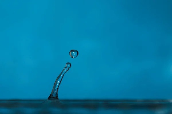 Gotas de água respingo formando ondulações e ondas e colunas de água abstratas — Fotografia de Stock