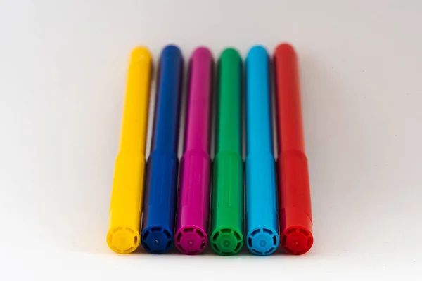 Jeu de stylos feutre multicolores sur fond blanc — Photo
