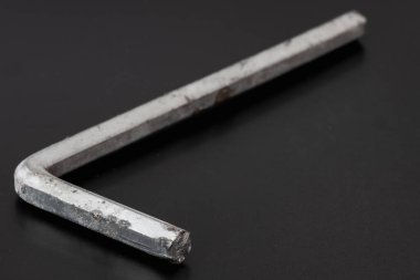 Altıgen soket vidası Siyah arka planda izole edilmiş allen anahtarı şekillendirdim