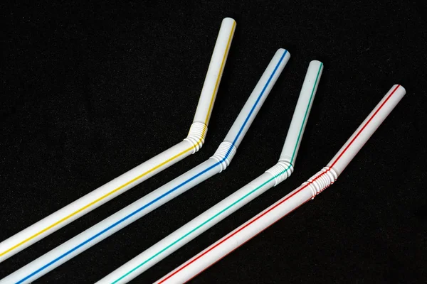 Білі пластикові соломинки з кольоровими смугами, забруднюючий матеріал — стокове фото