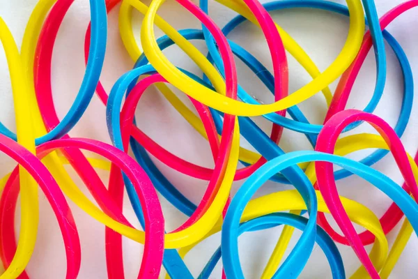 Mucchio di piccoli elastici colorati isolati su un fondo bianco — Foto Stock