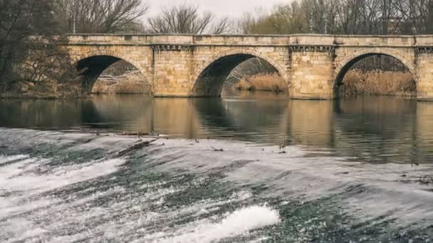 Μεσαιωνική Πέτρινη Γέφυρα Puente Δήμαρχος Διέλευση Rio Carrion Palencia Ισπανία — Αρχείο Βίντεο