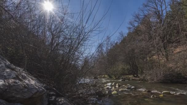 timelapse de la brume enveloppant la montagne espigete par une journée d'hiver venteuse et nuageuse. Palencia, Espagne 