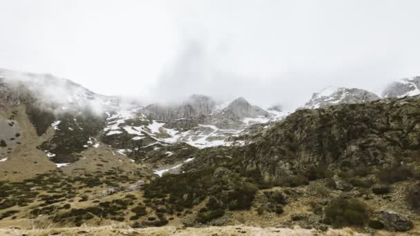Ветреный Пасмурный Зимний День Туман Окутывает Гору Паленсия Испания — стоковое видео