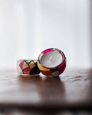 Beyaz arkaplanda dinlenmek için renkli mum tutacağında beyaz kokulu mumlar.