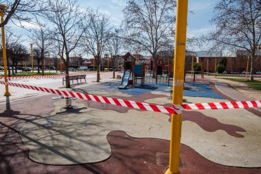 İspanya, Palencia 'da kapalı ve boş çocuk parkları Coronavirus, covid-19, kriz, 2020
