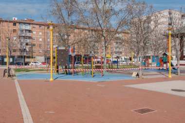 İspanya, Palencia 'da kapalı ve boş çocuk parkları Coronavirus, covid-19, kriz, 2020