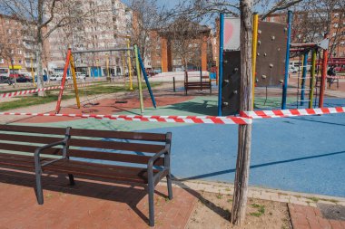 İspanya, Palencia 'da kapalı ve boş çocuk parkları Coronavirus, covid-19, kriz, 2020