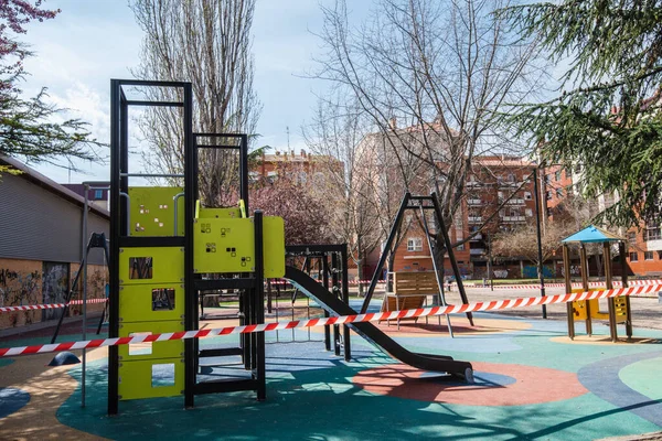 İspanya, Palencia 'da kapalı ve boş çocuk parkları Coronavirus, covid-19, kriz, 2020
