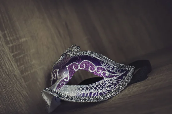 mor, mor ve gümüş Venedik karnaval maskesi izole edilmiş.