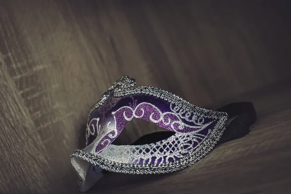 Mor Mor Gümüş Venedik Karnaval Maskesi Izole Edilmiş - Stok İmaj