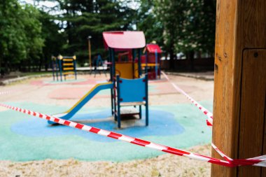 Coronavirüs, covid-19 ve kriz yüzünden İspanya 'daki çocuk parkları kapalı ve boş.